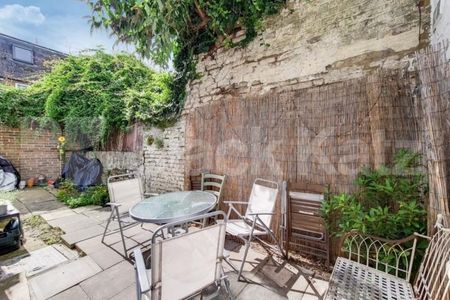 4 bedroom house close to zone 2 station with easy access to central London - Photo 4