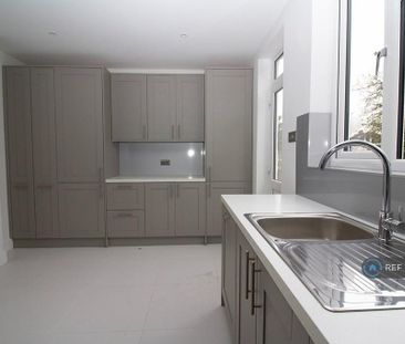 5 bedroom semi-detached house to rent - Photo 5