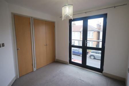 1 Bedroom Flat - Photo 2