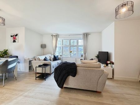 2 bedroom Flat To Let - Photo 2