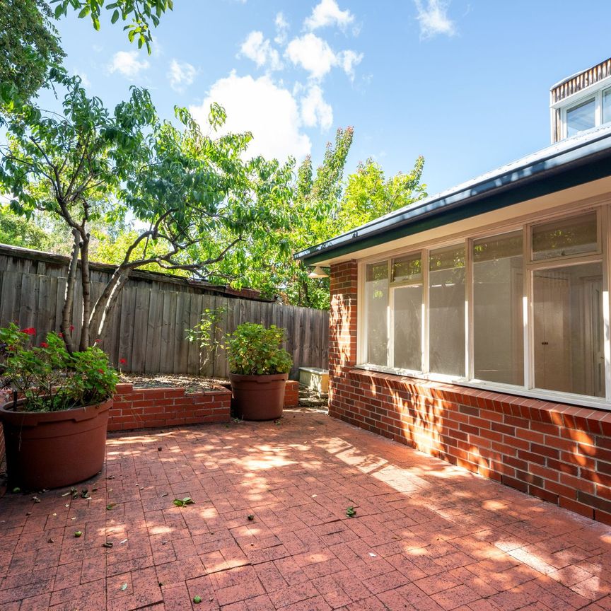Spacious Family Home in heart of Battery Point - Photo 1