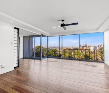 DESIGNER LIVING TWO BEDROOMS WITH STUNNING VIEWS - Photo 5