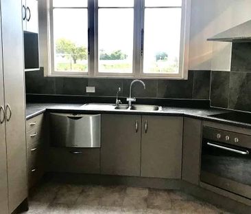 Charming 3BR Home - in zone for Halcombe School - Photo 4