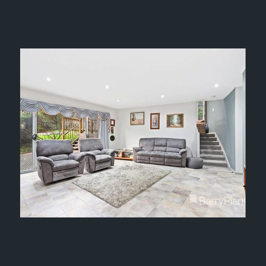 5 BEDROOMS 4 BATHROOMS, DOUBLE GARAGE AND WORKSHOP - Photo 1