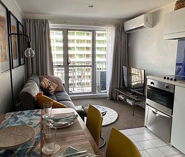 City gem w/balcony and AC near Albert Park - Photo 1
