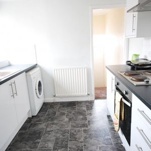 2 Bed - Mowbray Street, Heaton - Photo 2