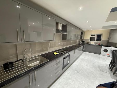 1 bedroom in a house share to rent - Photo 3