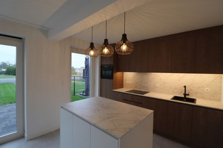 Nieuwbouwwoning met 3 slaapkamers, zolder, tuin en 2 autostaanplaatsen. - Photo 2