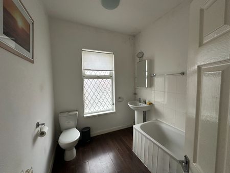 2 Bed End Terrace, Rombalds Avenue, LS12 - Photo 3