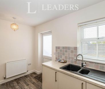 2 bedroom semi-detached house to rent - Photo 6