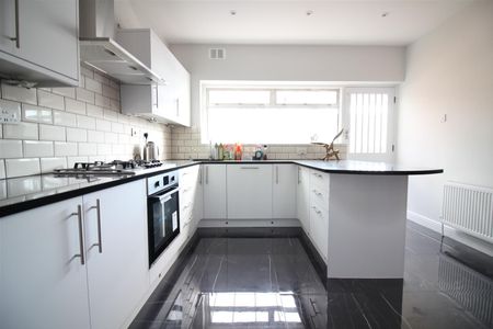 Hanson Gardens, Southall - Photo 5