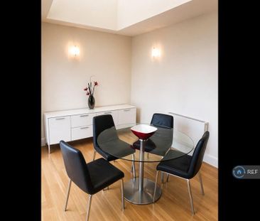 2 bedroom penthouse to rent - Photo 2