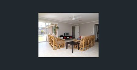 Spacious family home with pool - Photo 5