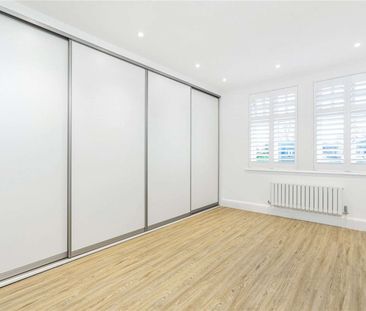 A lovely two bedroom, two bathroom apartment presented in immaculat... - Photo 2