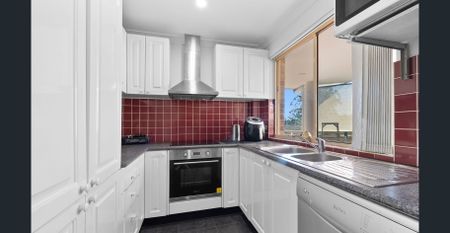 SPACIOUS UNIT IN PRIME LOCATION - WALK TO TRAIN! - Photo 5