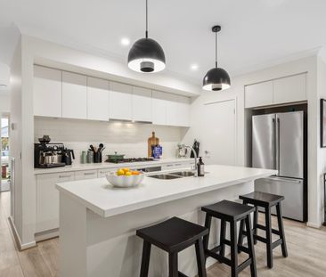 STYLISH, SPACIOUS & PERFECTLY POSITIONED! - Photo 2