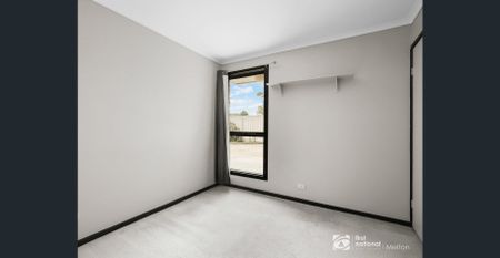 Charming Family Home in Convenient Mewlton West Location - Photo 2