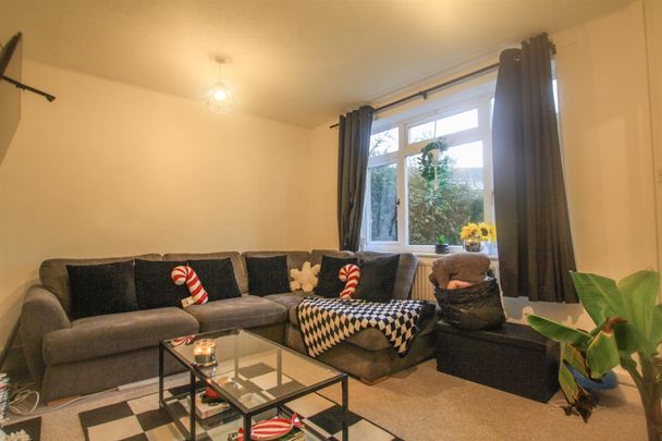 Cromes Place, Badersfield - Photo 1