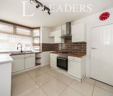 2 bedroom mid-terrace to rent Charming 2-Bedroom Terraced House - D... - Photo 2
