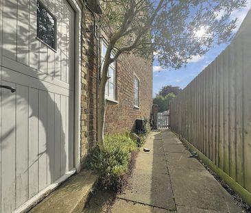 2 bedroom end of terrace house to rent - Photo 3