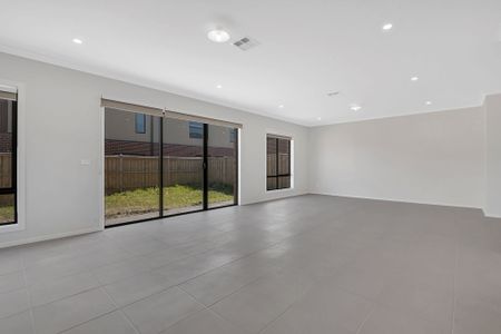 SPACIOUS, LIGHT & BRIGHT FAMILY HOME - Photo 2