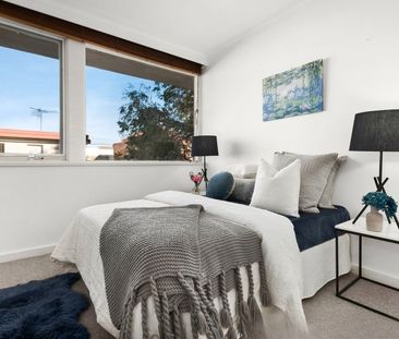 Bright and Tidy 2 Bedroom Port Melbourne Apartment - Photo 3