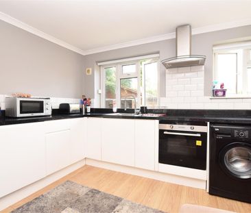 Chelsea Close, Hampton Hill, TW12 - Photo 2