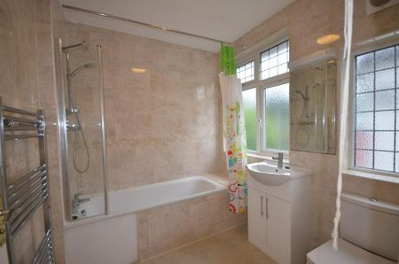 4 bedroom detached house to rent - Photo 2