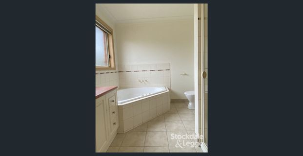 CONVENIENT & LOW MAINTENANCE 3 BEDROOM TOWNHOUSE - Photo 1