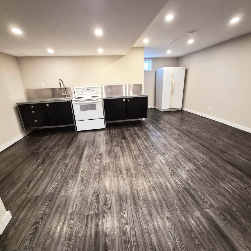 For Lease - 104 Armitage Drive, Newmarket, Ontario - Photo 1