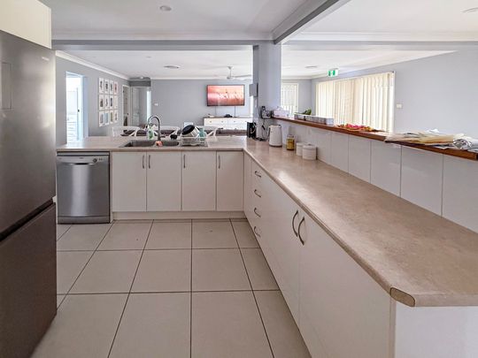 IMMACULATELY PRESENTED FULLY FURNISHED 4 BEDROOM HOME - IDEAL FOR NDIS SETUP - Photo 1