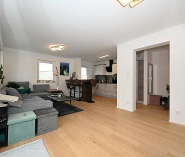 Neuwertige Dachterrassenwohnung mit EBK - Leidenschaft für Wohnen &... - Photo 2