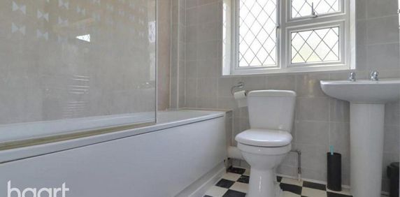 1 bedroom in a house share to rent - Photo 2