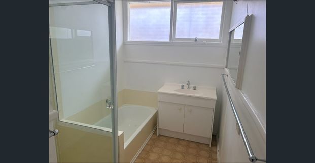 Neat family home with gardener included - Photo 1