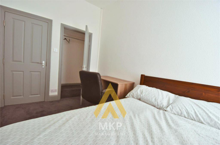 5 bedroom end of terrace house to rent - Photo 2