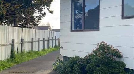 3 Bedroom house with sleepout - Photo 5