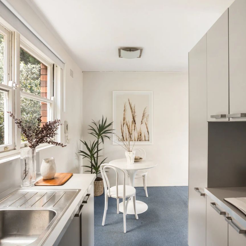 Low maintenance living and convenience close to transport - Photo 1