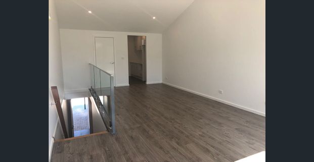 Modern Unfurnished Townhouse for Rent in Yarraville! - Photo 1