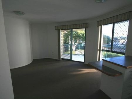 Top Floor One Bedroom Apartment - Photo 3
