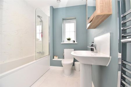 2 bedroom end of terrace house to rent - Photo 2