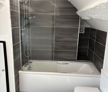 A charming and detached, two/three-bedroom cottage with a large gar... - Photo 4