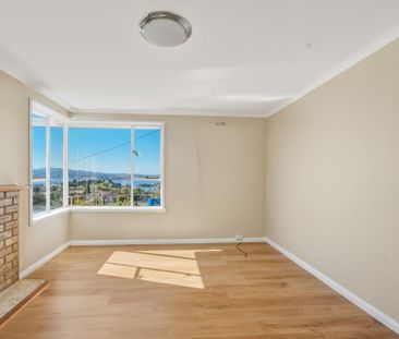 Views, Space and Comfort in an Elevated Chigwell Position - Photo 2