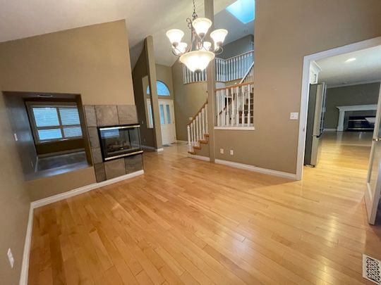 Bright, Spacious 4 Bedrooms/3 Bathrooms Home in White Rock - Photo 1