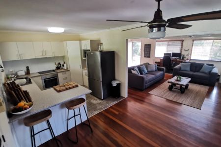 Elevated, spacious postwar home! - Photo 2