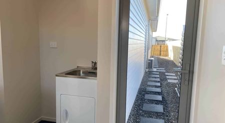 Modern Family Home - Photo 3