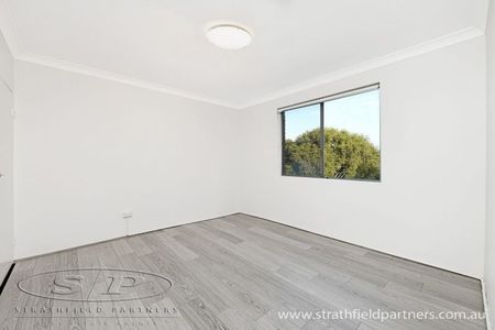 Bright 2 bedroom unit - Photo 5