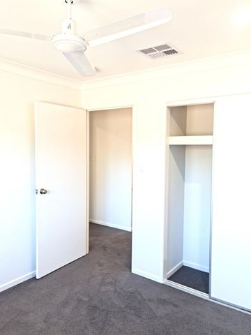 MOVE IN BEFORE CHRISTMAS-FULLY DUCTED AIRCONDITIONING-3 BED 2 BATH TOWNHOUSE - Photo 2