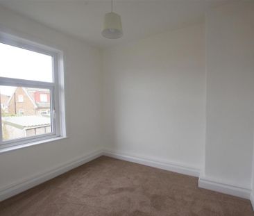 2 bedroom end of terrace house to rent - Photo 3
