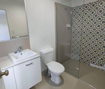4 bedroom - 3 bathroom - 2 living area Townhouse available 10th August - Photo 3