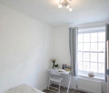 4 bedroom flat to rent - Photo 2